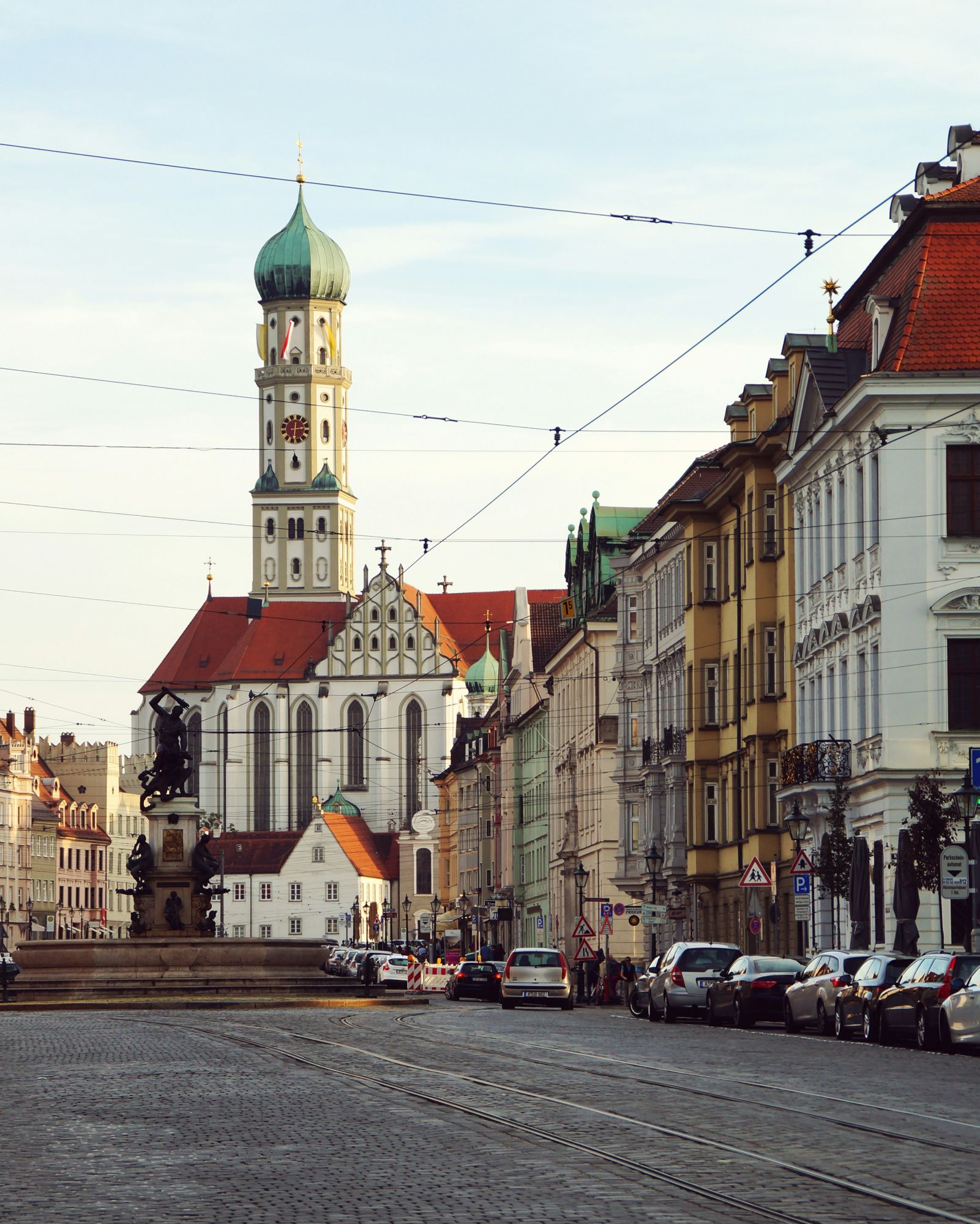 Maximilianstraße in Augsburg mit der Basilika St. Ulrich und Afra