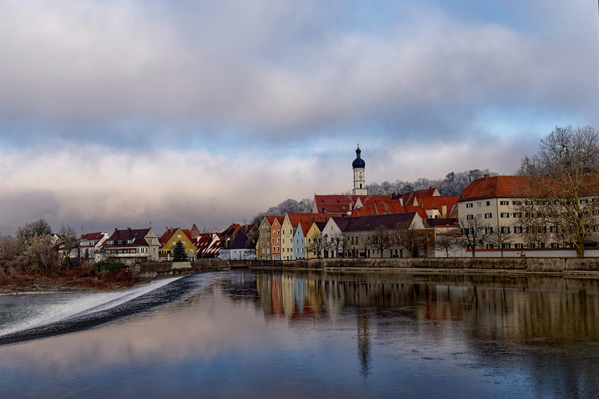 Landsberg am Lech spiegelt sich im Fluss